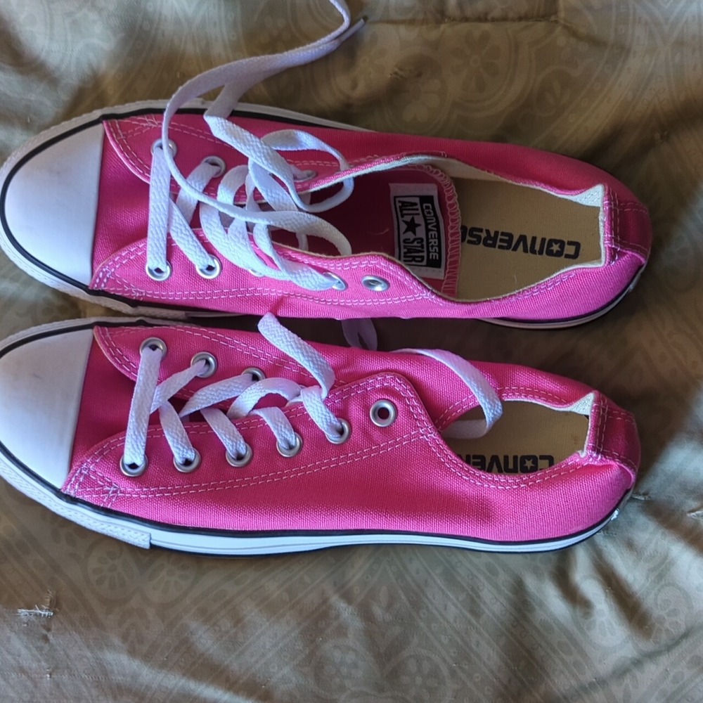 Pink Unisex low top Converse sneakers